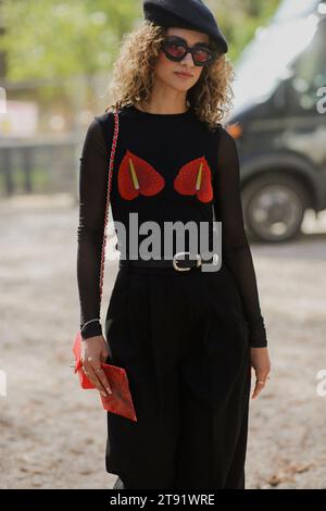 Paris, Frankreich. Oktober 2023. Street Style, Ankunft bei der AKRIS Spring Summer 2024 Show, die am 1. Oktober 2023 im Pavillon Gabriel, Frankreich, stattfand. Foto: Marie-Paola Bertrand-Hillion/ABACAPRESS.COM Credit: Abaca Press/Alamy Live News Stockfoto