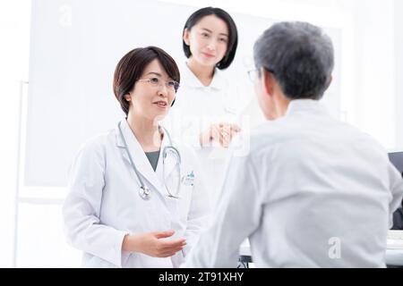 Patient und Arzt im Untersuchungsraum Stockfoto