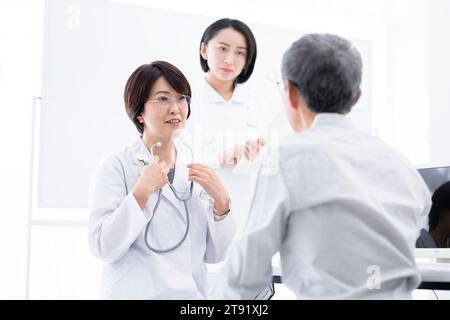 Patient und Arzt im Untersuchungsraum Stockfoto