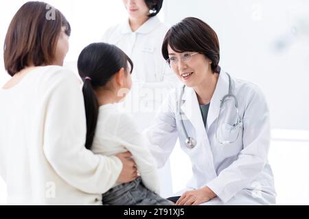 Patient und Arzt im Untersuchungsraum Stockfoto