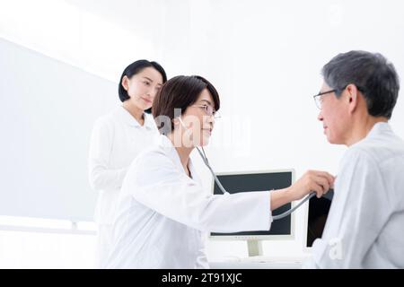 Patient und Arzt im Untersuchungsraum Stockfoto