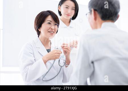 Patient und Arzt im Untersuchungsraum Stockfoto