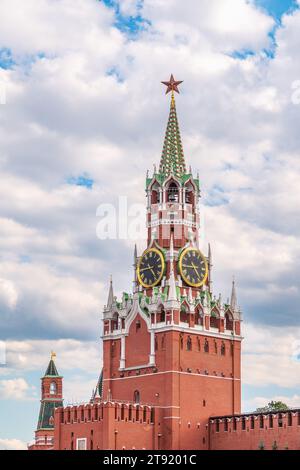 Spasskaya Turm des Moskauer Kremls. Der Spasskaya-Turm ist der Hauptturm mit einer Durchgangsleitung an der östlichen Wand des Moskauer Kremls, die overl Stockfoto