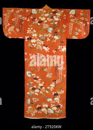 Kimono (Furisode) mit Design von Pfingstrosen, Chrysanthemen, Glyzinien und Fans, Ende des 18. Jahrhunderts, unbekanntes Japanisch, 65 1/2 x 50 1/4 Zoll (166,37 x 127,64 cm), Damaszener Seide, Seide und Metallic-Garne, Japan, 18. Jahrhundert, während der japanischen Edo-Zeit (1603–1868) war es für junge unverheiratete Frauen üblich, Furisode zu tragen, eine Art Kleid mit langen, hängenden Ärmeln. Junge Frauen der Handels- und Kriegsklasse bevorzugten opulente, sogar etwas extravagante Designs. Das Design und die Dekoration dieses Gewandes deuten darauf hin, dass es einst eine Furisode für eine jüngere Frau war, die es nach ihrer Hochzeit trug Stockfoto