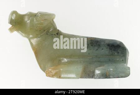 Hängegehäuse in Form einer liegend liegenden Kuh, 206 BCE - 220 CE, 1 x 2 Zoll (2,54 x 5,08 cm), blau-grüne Jade, China, 3. Jahrhundert v. Chr. - 3. Jahrhundert n. Chr Stockfoto