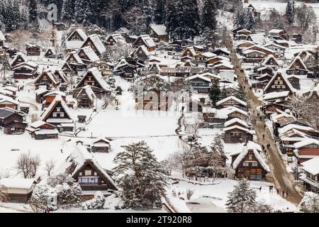 Die historischen Dörfer Shirakawa-gō, Japan, die zum UNESCO-Weltkulturerbe gehören, mit großen Häusern, die mit steil geneigten Strohdächern bedeckt sind. Stockfoto