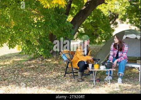 Zwei Frauen, die gerne campen Stockfoto
