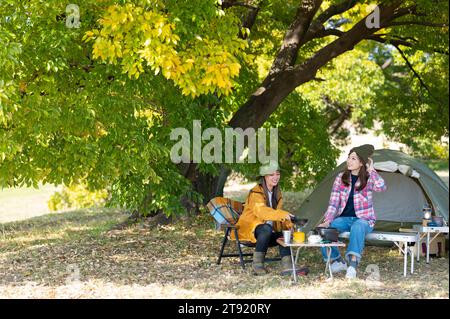 Zwei Frauen, die gerne campen Stockfoto