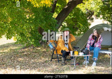 Zwei Frauen, die gerne campen Stockfoto