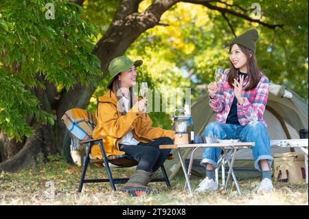 Zwei Frauen, die gerne campen Stockfoto