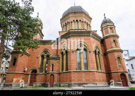 Craiova, Rumänien, 28. Mai 2022: Altes Gebäude aus roten Ziegeln der Kirche St. Elias (Biserica Sfantul Ilie) im alten Zentrum der Stadt Craiova im Kreis Dolj, Ro Stockfoto