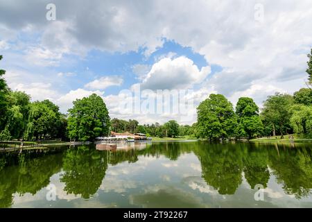 Craiova, Rumänien, 28. Mai 2022: Lebhafte Landschaft im Nicolae Romaescu Park in der Grafschaft Dolj, mit See, Wasserlillien und großen grünen Tres in einem wunderschönen s Stockfoto