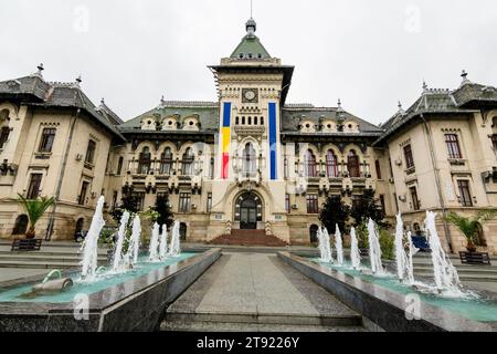 Craiova, Rumänien, 29. Mai 2022: Historisches Gebäude des Verwaltungspalastes der Stadt Craiova in der Altstadt, im Kreis Dolj, Rumänien im Frühling Stockfoto