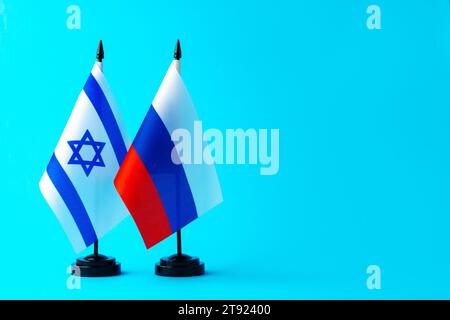 Fahnen von Russland und Israel auf blauem Hintergrund Stockfoto