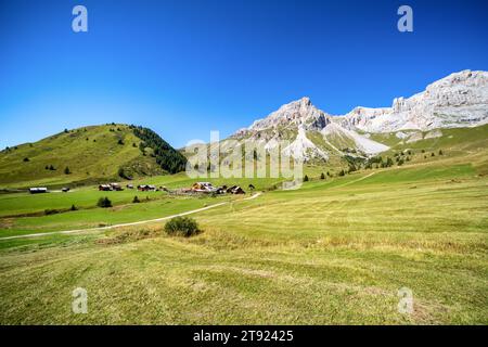 Wandern auf der Alta Via 2 in der Nähe von San Pellegrino, Rifugio Fuciade mitten auf dem Foto, Italien Stockfoto