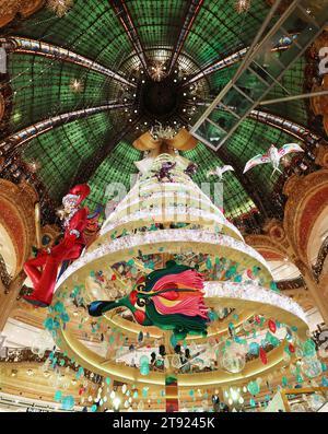 Paris, Frankreich. November 2023. Ein riesiger Weihnachtsbaum ist am 21. November 2023 im Kaufhaus Galeries Lafayette in Paris zu sehen. Quelle: Gao Jing/Xinhua/Alamy Live News Stockfoto