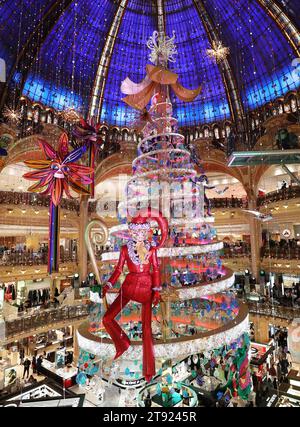 Paris, Frankreich. November 2023. Ein riesiger Weihnachtsbaum ist am 21. November 2023 im Kaufhaus Galeries Lafayette in Paris zu sehen. Quelle: Gao Jing/Xinhua/Alamy Live News Stockfoto