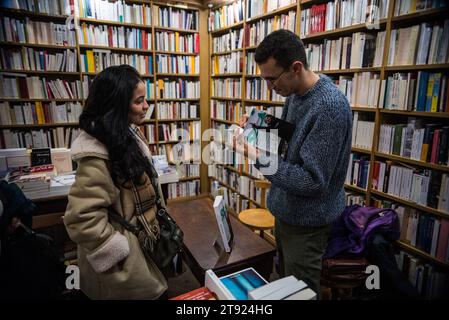 Paris, Frankreich. November 2023. Montassir Sakhi präsentiert sein Buch „die Revolution und der Jihad“ am 21. November 2023 in der Buchhandlung Tschann in Paris. Das Buch ist der Höhepunkt einer achtjährigen Forschung und enthält Zeugenaussagen von syrischen Revolutionären, Dschihad-Migranten aus Frankreich und Belgien und Müttern, die ihre Söhne in Syrien verloren haben. (Foto: Andrea Savorani Neri/NurPhoto) Credit: NurPhoto SRL/Alamy Live News Stockfoto