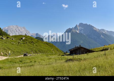 Blick von der Mordaualm auf die Berchtesgadener Alpen mit Watzmann auf der linken Seite und Hochkalter, Ramsau, Bayern, Deutschland Stockfoto