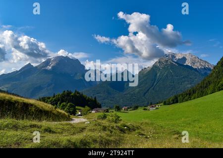 Blick vom Hochschwarzeck über die Almwiesen zum Watzmann und Hochkalter, Berchtesgadener Alpen, Bayern, Deutschland Stockfoto