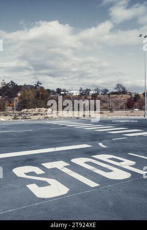 Halten Sie das Verkehrsschild auf einer Straße in Barcelona in Spanien Stockfoto