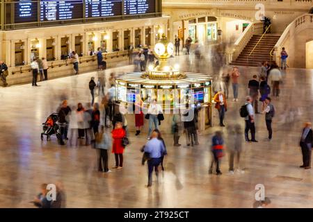 Grand Central Station, New York City, Pendler im Bahnhof, lange Exposition Stockfoto