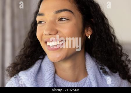 Porträt einer glücklichen, birassischen Frau im sonnigen Zuhause Stockfoto