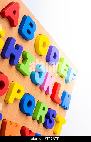 Bunte Buchstaben Bausteine an Bord auf weißem Hintergrund Stockfoto