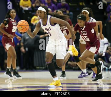 Baton Rouge, USA. November 2023. Die LSU Lady Tigers Garde Flau'jae Johnson (4) führt die schnelle Pause während eines Basketballspiels für Frauen im Pete Maravich Assembly Center in Baton Rouge, Louisiana am Montag, den 20. November 2023. (Foto: Peter G. Forest/SIPA USA) Credit: SIPA USA/Alamy Live News Stockfoto