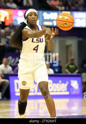 Baton Rouge, USA. November 2023. Flau'jae Johnson (4), der Wachmann der LSU Lady Tigers, wird am Montag, den 20. November 2023 im Pete Maravich Assembly Center in Baton Rouge, Louisiana, an einen Teamkollegen übergeben. (Foto: Peter G. Forest/SIPA USA) Credit: SIPA USA/Alamy Live News Stockfoto