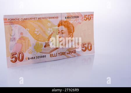 Turksch-Lira-Banknoten von 50 Lira auf weißem Hintergrund Stockfoto