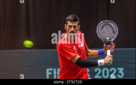 Malaga, Spanien. 21. November 2023 (Malaga) der Tennisspieler Novak Djokovic hat heute Nachmittag zum ersten Mal auf der Strecke von Martín Carpena von Malaga trainiert. Der Serbe hat mit einem Ellbogen trainiert. Es gibt Länder, die den Salat im Finale des Davis Cup 2023 anstreben: Kanada, Italien, Holland, Finnland, Großbritannien, Tschechien, Australien und Serbien besitzen Djokovic. Quelle: CORDON PRESS/Alamy Live News Stockfoto