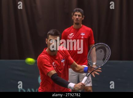 Malaga, Spanien. 21. November 2023 (Malaga) der Tennisspieler Novak Djokovic hat heute Nachmittag zum ersten Mal auf der Strecke von Martín Carpena von Malaga trainiert. Der Serbe hat mit einem Ellbogen trainiert. Es gibt Länder, die den Salat im Finale des Davis Cup 2023 anstreben: Kanada, Italien, Holland, Finnland, Großbritannien, Tschechien, Australien und Serbien besitzen Djokovic. Quelle: CORDON PRESS/Alamy Live News Stockfoto