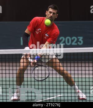 Malaga, Spanien. 21. November 2023 (Malaga) der Tennisspieler Novak Djokovic hat heute Nachmittag zum ersten Mal auf der Strecke von Martín Carpena von Malaga trainiert. Der Serbe hat mit einem Ellbogen trainiert. Es gibt Länder, die den Salat im Finale des Davis Cup 2023 anstreben: Kanada, Italien, Holland, Finnland, Großbritannien, Tschechien, Australien und Serbien besitzen Djokovic. Quelle: CORDON PRESS/Alamy Live News Stockfoto