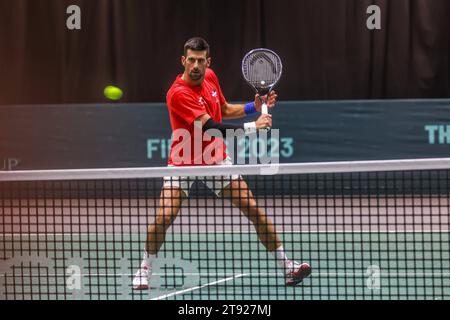 Malaga, Spanien. 21. November 2023 (Malaga) der Tennisspieler Novak Djokovic hat heute Nachmittag zum ersten Mal auf der Strecke von Martín Carpena von Malaga trainiert. Der Serbe hat mit einem Ellbogen trainiert. Es gibt Länder, die den Salat im Finale des Davis Cup 2023 anstreben: Kanada, Italien, Holland, Finnland, Großbritannien, Tschechien, Australien und Serbien besitzen Djokovic. Quelle: CORDON PRESS/Alamy Live News Stockfoto