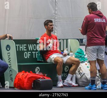 Malaga, Spanien. 21. November 2023 (Malaga) der Tennisspieler Novak Djokovic hat heute Nachmittag zum ersten Mal auf der Strecke von Martín Carpena von Malaga trainiert. Der Serbe hat mit einem Ellbogen trainiert. Es gibt Länder, die den Salat im Finale des Davis Cup 2023 anstreben: Kanada, Italien, Holland, Finnland, Großbritannien, Tschechien, Australien und Serbien besitzen Djokovic. Quelle: CORDON PRESS/Alamy Live News Stockfoto