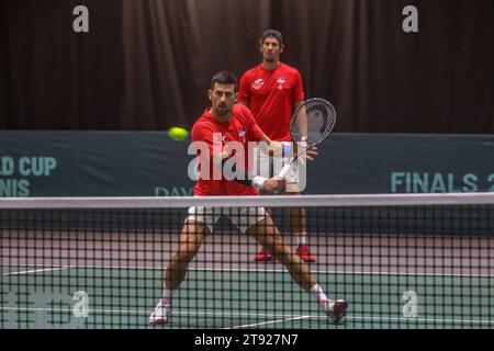 Malaga, Spanien. 21. November 2023 (Malaga) der Tennisspieler Novak Djokovic hat heute Nachmittag zum ersten Mal auf der Strecke von Martín Carpena von Malaga trainiert. Der Serbe hat mit einem Ellbogen trainiert. Es gibt Länder, die den Salat im Finale des Davis Cup 2023 anstreben: Kanada, Italien, Holland, Finnland, Großbritannien, Tschechien, Australien und Serbien besitzen Djokovic. Quelle: CORDON PRESS/Alamy Live News Stockfoto