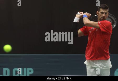 Malaga, Spanien. 21. November 2023 (Malaga) der Tennisspieler Novak Djokovic hat heute Nachmittag zum ersten Mal auf der Strecke von Martín Carpena von Malaga trainiert. Der Serbe hat mit einem Ellbogen trainiert. Es gibt Länder, die den Salat im Finale des Davis Cup 2023 anstreben: Kanada, Italien, Holland, Finnland, Großbritannien, Tschechien, Australien und Serbien besitzen Djokovic. Quelle: CORDON PRESS/Alamy Live News Stockfoto