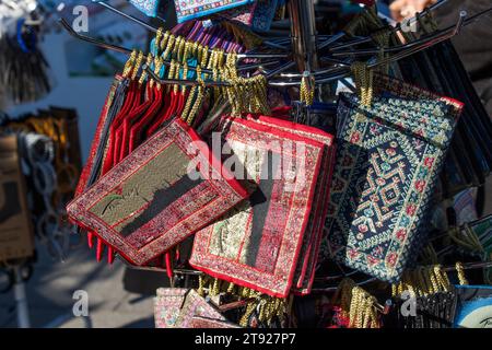 Traditionellen Stil handgefertigte Taschen aus Stoff gewebt Stockfoto