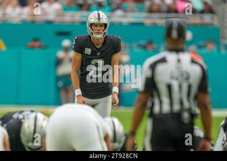 Daniel Carlson bereitet sich am 19. November 2023 im Hard Rock Stadium in Miami Gardens, Florida, auf einen Feldtorversuch vor, während eines regulären Saisonspiels zwischen den Las Vegas Raiders und den Miami Dolphins. Die Dolphins besiegten die Raiders mit 20:13. (Max Siker / Bild von Sport) Stockfoto