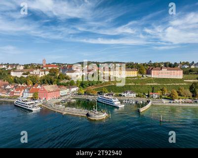 Luftaufnahme der Stadt Meersburg mit den Kreuzfahrtschiffen MS Ueberlingen und MS Graf Zeppelin der Bodensee Schiffsbetriebe Weisse Flotte Stockfoto