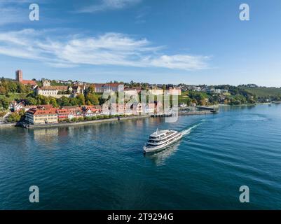 Luftaufnahme der Stadt Meersburg und der abfahrenden MS Ueberlingen der Bodensee Schiffsbetriebe, Weiße Flotte, Bodenseekreis Stockfoto