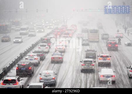 Harbin, Chinas Provinz Heilongjiang. November 2023. Fahrzeuge bewegen sich im Schnee in Harbin, der Hauptstadt der nordöstlichen chinesischen Provinz Heilongjiang, 22. November 2023. Quelle: Wang Jianwei/Xinhua/Alamy Live News Stockfoto