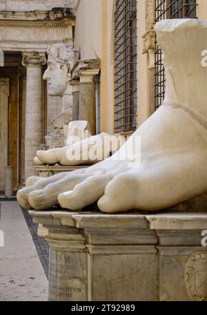 Fuß der kolossalen Statue des Kaisers Konstantin im Palast der Konservatoren, Kapitolinischen Museen, Kapitolinischen Hügel, Rom, Latium, Italien Stockfoto