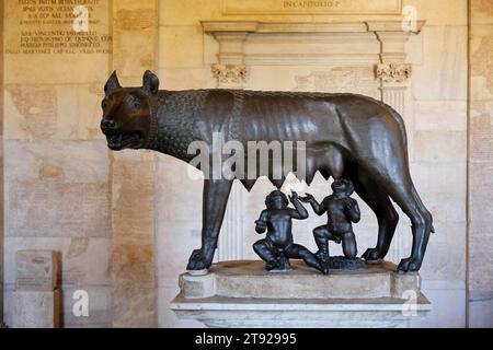 Bronzestatue, Kapitolinische Wölfin, Kapitolinische Museen, Kapitolinischer Hügel, Rom, Latium, Italien Stockfoto