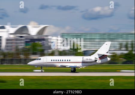 München, Deutschland - 2. September. 2023 : NETJETS Europe Dassault Falcon-2000EX mit der Flugzeugnummer CS-DLL bei der Landung auf der Südlande Stockfoto