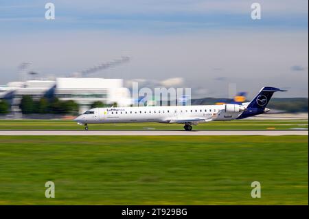 München, Deutschland - 2. September. 2023: Lufthansa CityLine Bombardier CRJ-900LR mit der Flugzeugnummer D-ACNX startet auf der südlichen Lanwa Stockfoto