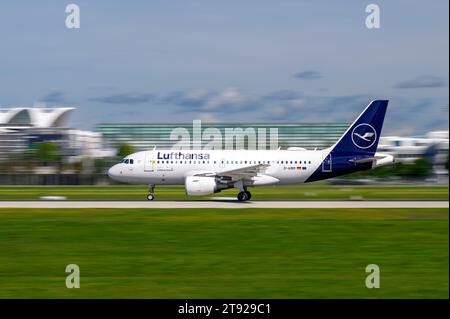 München, Deutschland - 2. September. 2023 : Lufthansa Airbus A319-112 mit der Flugzeugnummer D-AIBM startet auf der Südbahn 26L der M Stockfoto