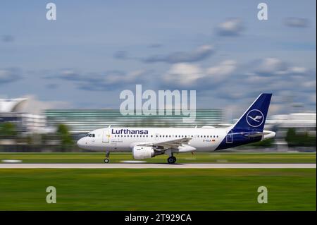 München, Deutschland - 2. September. 2023 : Lufthansa Airbus A319-114 mit der Flugzeugnummer D-AILW startet auf der Südbahn 26L der M Stockfoto