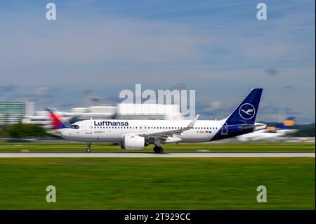 München, Deutschland - 2. September. 2023 : Lufthansa Airbus A320-214 mit der Flugzeugnummer D-AIZN startet auf der Südbahn 26L der M Stockfoto